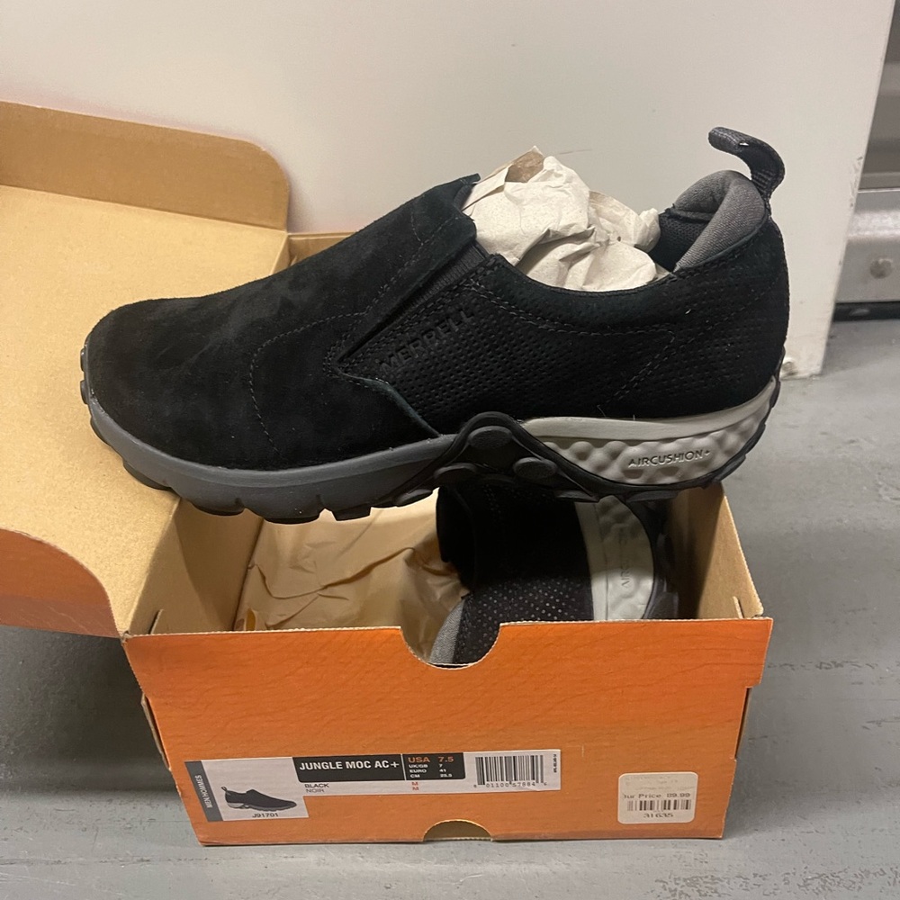 - Merrell jungle moc AC for men size 7.5 color black